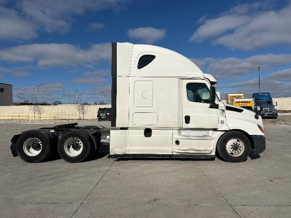 Sleeper Tractor-Heavy Duty Tractors-Freightliner-2020-T12664ST-East Chicago-IN-423,500\n\t\tmiles-$ 61,750 - Image 8