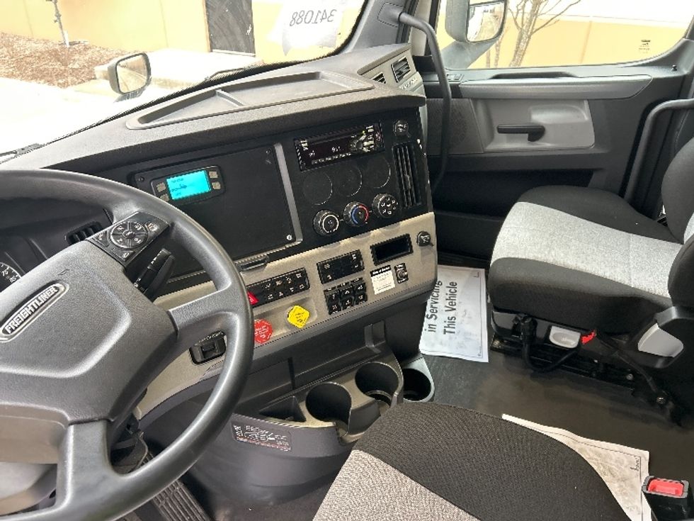Sleeper Tractor-Heavy Duty Tractors-Freightliner-2020-T12664ST-East Chicago-IN-434,547\n\t\tmiles-$ 62,000 - Image 10