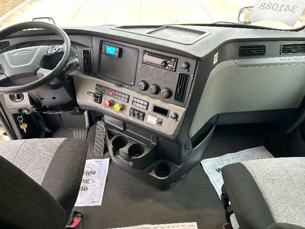 Sleeper Tractor-Heavy Duty Tractors-Freightliner-2020-T12664ST-East Chicago-IN-434,547\n\t\tmiles-$ 62,000 - Image 12