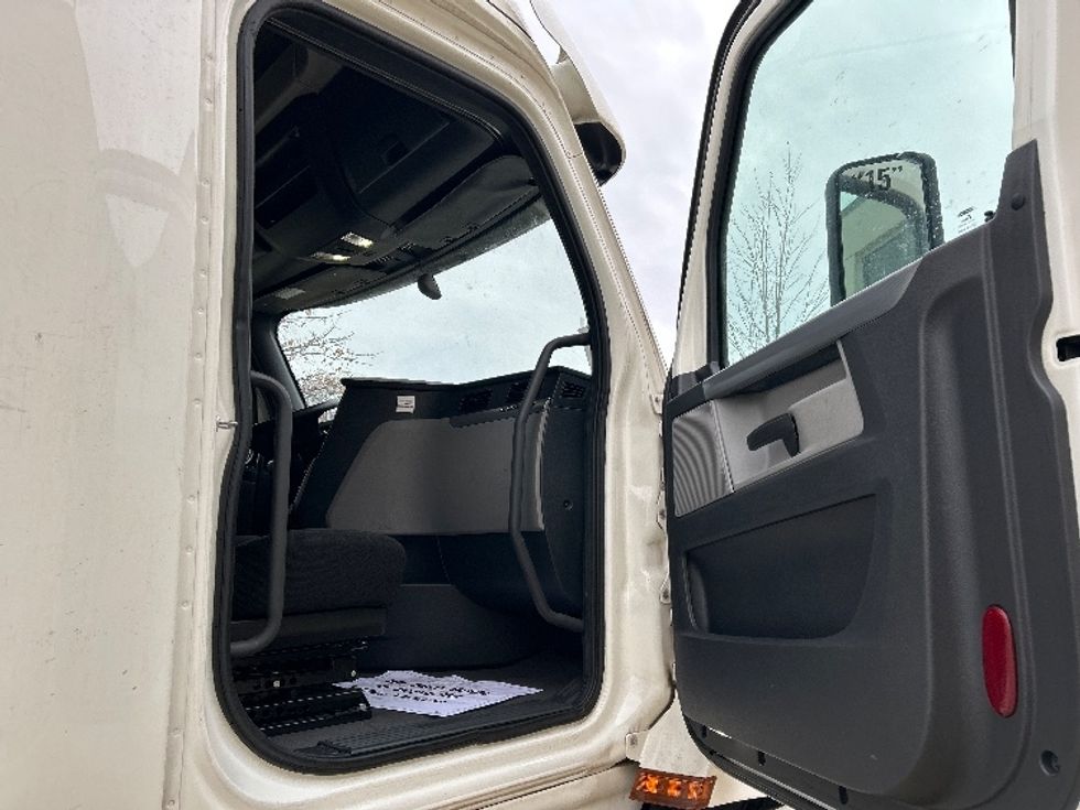 Sleeper Tractor-Heavy Duty Tractors-Freightliner-2020-T12664ST-East Chicago-IN-434,547\n\t\tmiles-$ 62,000 - Image 13