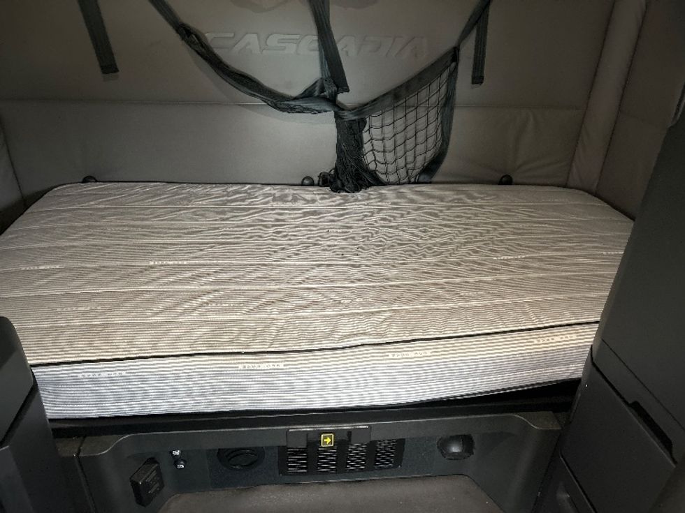 Sleeper Tractor-Heavy Duty Tractors-Freightliner-2020-T12664ST-East Chicago-IN-434,547\n\t\tmiles-$ 62,000 - Image 17