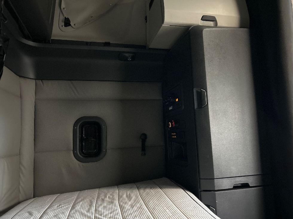 Sleeper Tractor-Heavy Duty Tractors-Freightliner-2020-T12664ST-East Chicago-IN-434,547\n\t\tmiles-$ 62,000 - Image 18