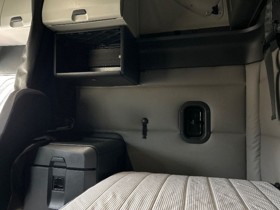 Sleeper Tractor-Heavy Duty Tractors-Freightliner-2020-T12664ST-East Chicago-IN-434,547\n\t\tmiles-$ 62,000 - Image 19