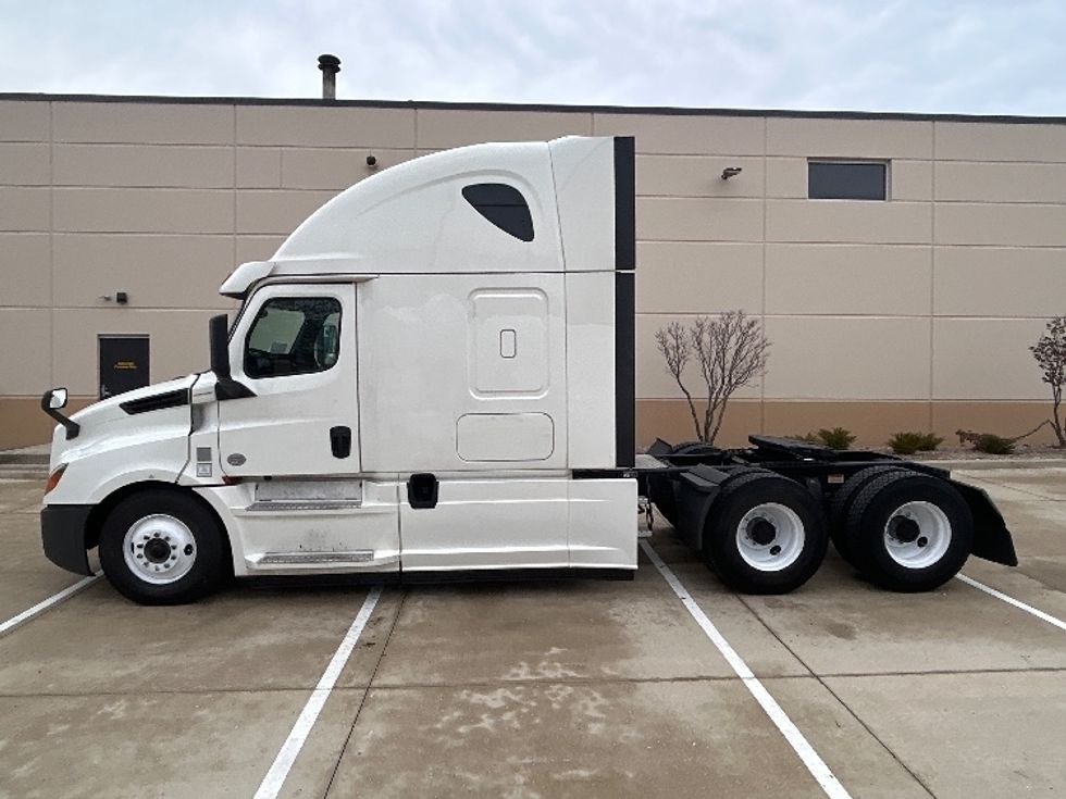 Sleeper Tractor-Heavy Duty Tractors-Freightliner-2020-T12664ST-East Chicago-IN-434,547\n\t\tmiles-$ 62,000 - Image 4