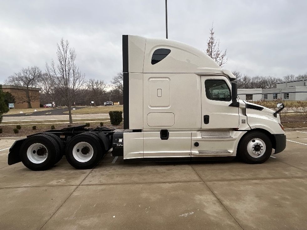 Sleeper Tractor-Heavy Duty Tractors-Freightliner-2020-T12664ST-East Chicago-IN-434,547\n\t\tmiles-$ 62,000 - Image 8