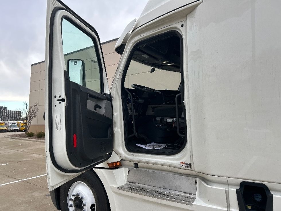 Sleeper Tractor-Heavy Duty Tractors-Freightliner-2020-T12664ST-East Chicago-IN-434,547\n\t\tmiles-$ 62,000 - Image 9