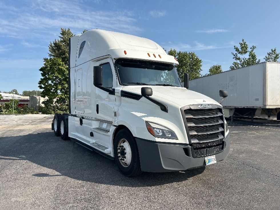 Sleeper Tractor-Heavy Duty Tractors-Freightliner-2020-T12664ST-East Chicago-IN-461,021\n\t\tmiles-$ 65,000 - Image 1