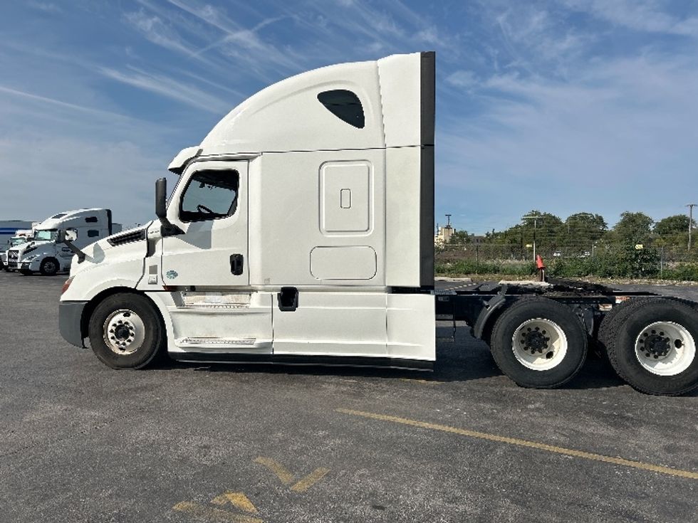 Sleeper Tractor-Heavy Duty Tractors-Freightliner-2020-T12664ST-East Chicago-IN-461,021\n\t\tmiles-$ 65,000 - Image 4
