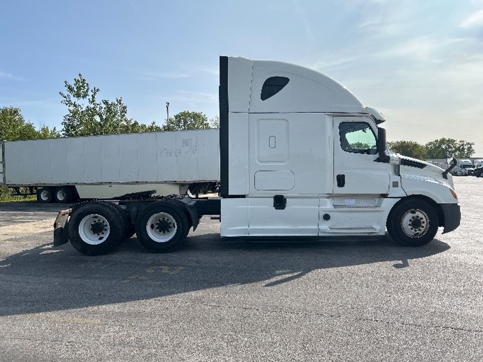 Sleeper Tractor-Heavy Duty Tractors-Freightliner-2020-T12664ST-East Chicago-IN-461,021\n\t\tmiles-$ 65,000 - Image 8