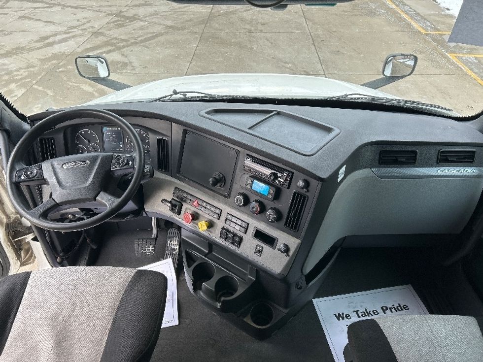 Sleeper Tractor-Heavy Duty Tractors-Freightliner-2020-T12664ST-East Chicago-IN-470,576\n\t\tmiles-$ 59,750 - Image 11