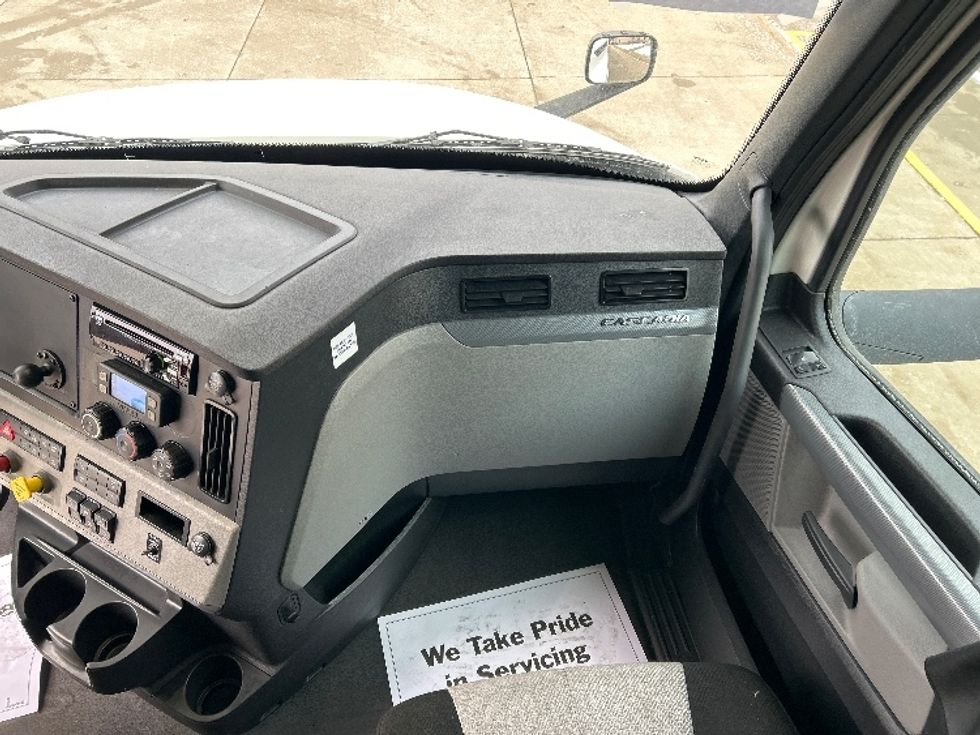 Sleeper Tractor-Heavy Duty Tractors-Freightliner-2020-T12664ST-East Chicago-IN-470,576\n\t\tmiles-$ 59,750 - Image 13