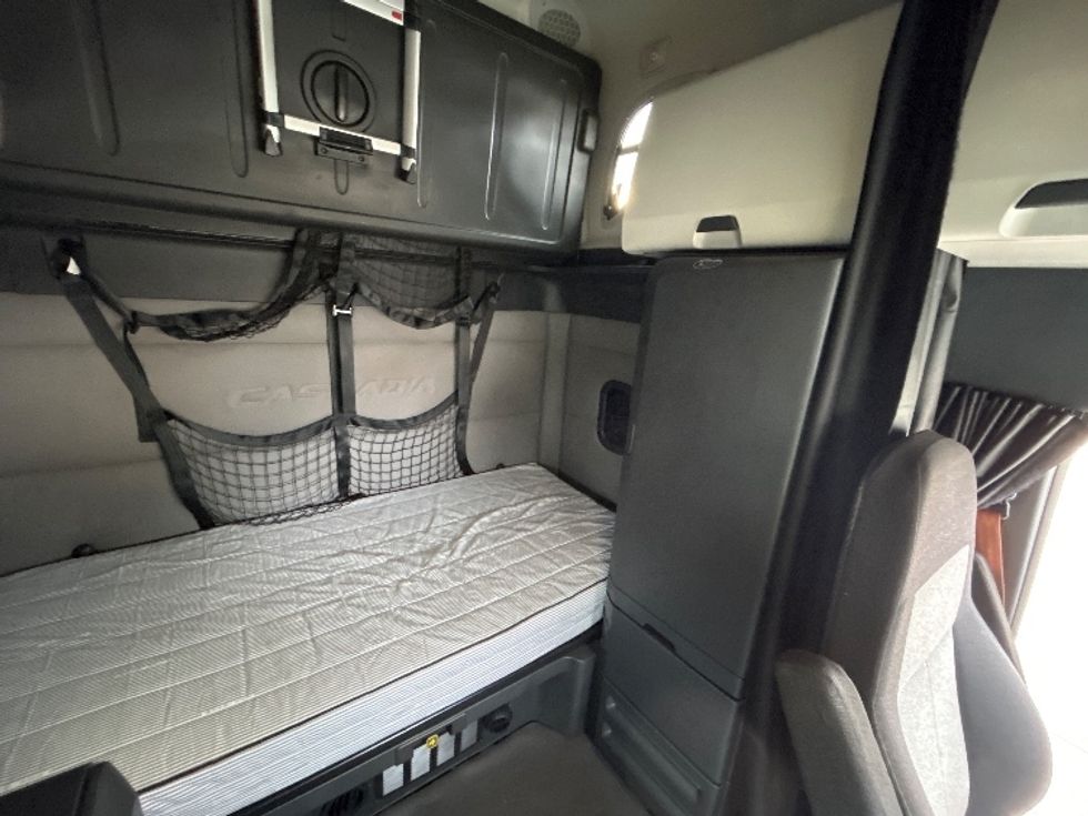 Sleeper Tractor-Heavy Duty Tractors-Freightliner-2020-T12664ST-East Chicago-IN-470,576\n\t\tmiles-$ 59,750 - Image 17