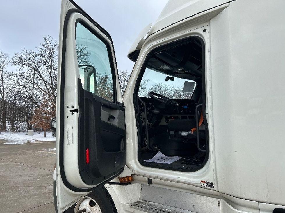 Sleeper Tractor-Heavy Duty Tractors-Freightliner-2020-T12664ST-East Chicago-IN-470,576\n\t\tmiles-$ 59,750 - Image 8