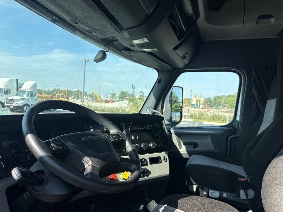 Sleeper Tractor-Heavy Duty Tractors-Freightliner-2020-T12664ST-East Chicago-IN-485,253\n\t\tmiles-$ 63,500 - Image 10