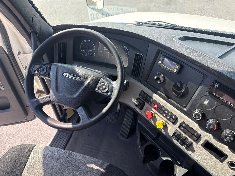 Sleeper Tractor-Heavy Duty Tractors-Freightliner-2020-T12664ST-East Chicago-IN-485,253\n\t\tmiles-$ 63,500 - Image 11