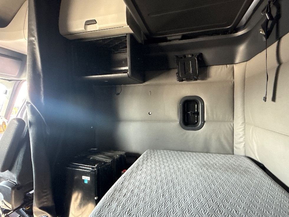 Sleeper Tractor-Heavy Duty Tractors-Freightliner-2020-T12664ST-East Chicago-IN-485,253\n\t\tmiles-$ 63,500 - Image 19