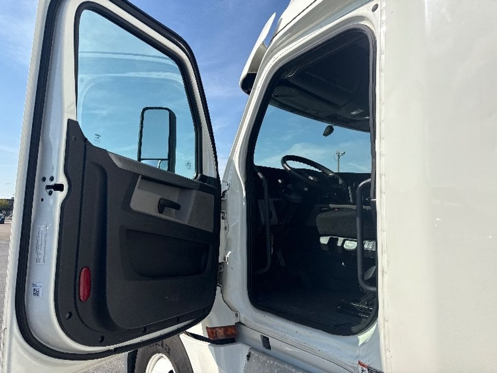 Sleeper Tractor-Heavy Duty Tractors-Freightliner-2020-T12664ST-East Chicago-IN-485,253\n\t\tmiles-$ 63,500 - Image 9