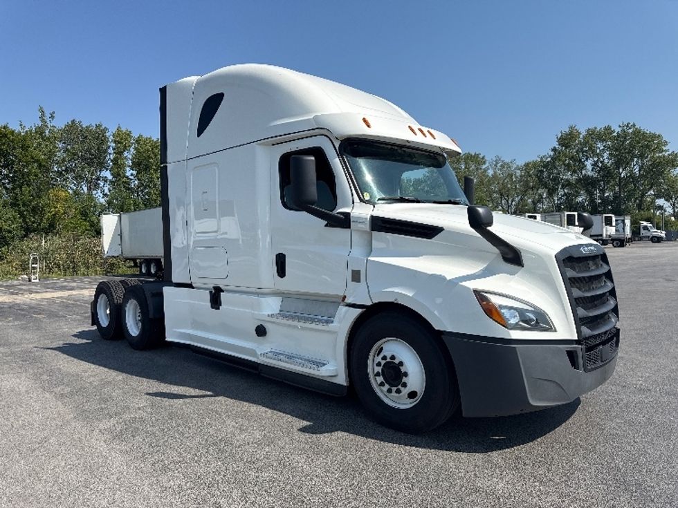 Sleeper Tractor-Heavy Duty Tractors-Freightliner-2020-T12664ST-East Chicago-IN-486,025\n\t\tmiles-$ 63,250 - Image 1