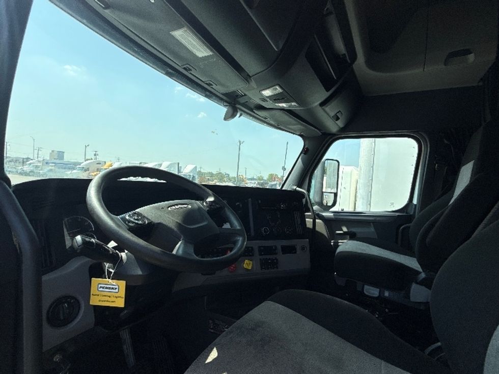 Sleeper Tractor-Heavy Duty Tractors-Freightliner-2020-T12664ST-East Chicago-IN-486,025\n\t\tmiles-$ 63,250 - Image 10