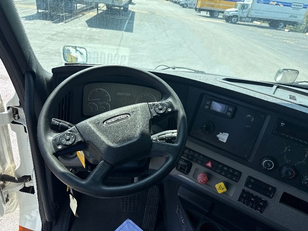 Sleeper Tractor-Heavy Duty Tractors-Freightliner-2020-T12664ST-East Chicago-IN-486,025\n\t\tmiles-$ 63,250 - Image 11
