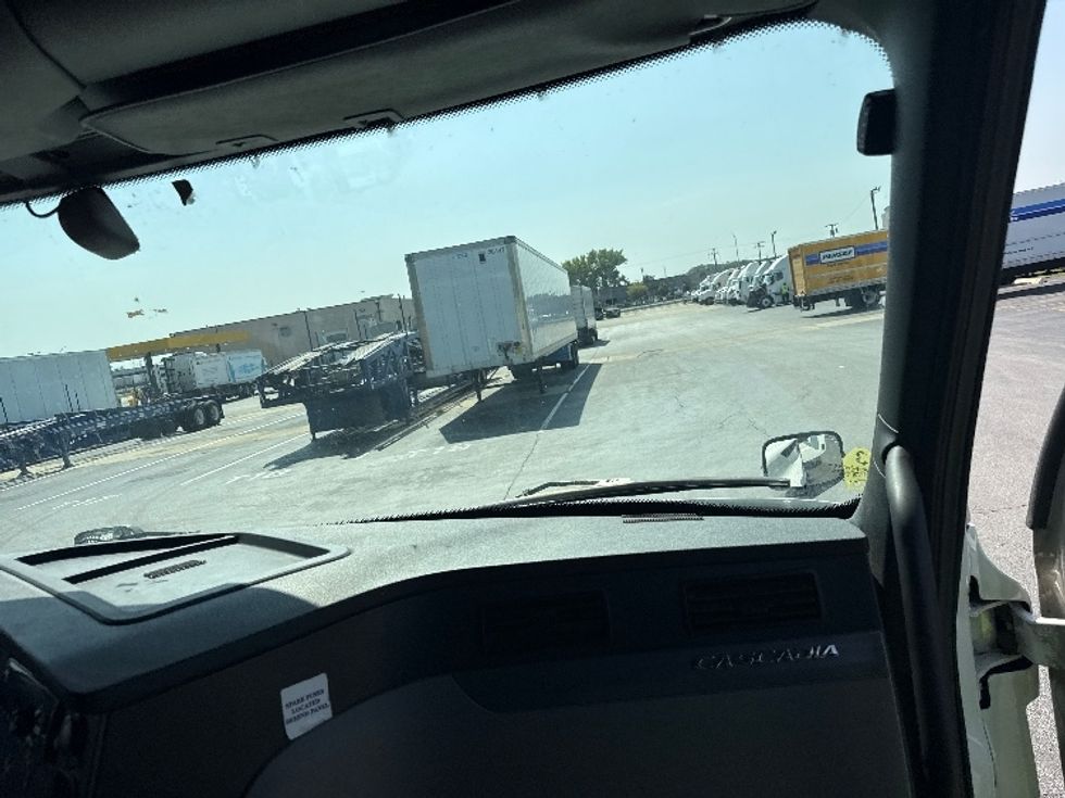 Sleeper Tractor-Heavy Duty Tractors-Freightliner-2020-T12664ST-East Chicago-IN-486,025\n\t\tmiles-$ 63,250 - Image 14