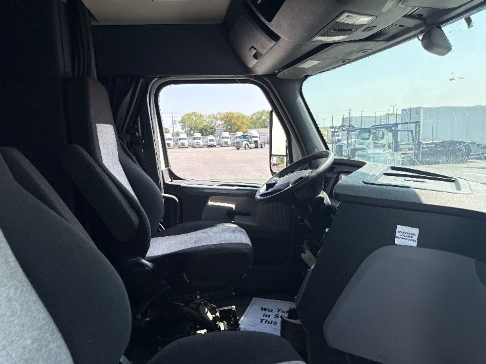 Sleeper Tractor-Heavy Duty Tractors-Freightliner-2020-T12664ST-East Chicago-IN-486,025\n\t\tmiles-$ 63,250 - Image 15