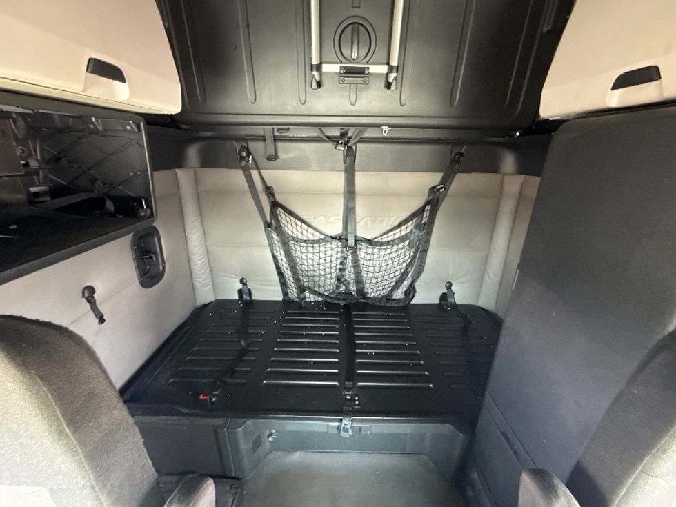 Sleeper Tractor-Heavy Duty Tractors-Freightliner-2020-T12664ST-East Chicago-IN-486,025\n\t\tmiles-$ 63,250 - Image 16