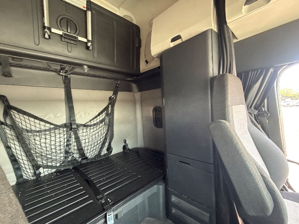 Sleeper Tractor-Heavy Duty Tractors-Freightliner-2020-T12664ST-East Chicago-IN-486,025\n\t\tmiles-$ 63,250 - Image 17