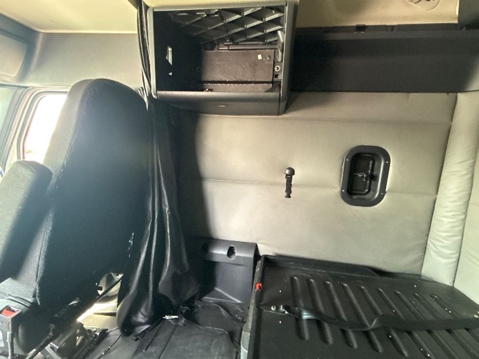 Sleeper Tractor-Heavy Duty Tractors-Freightliner-2020-T12664ST-East Chicago-IN-486,025\n\t\tmiles-$ 63,250 - Image 18