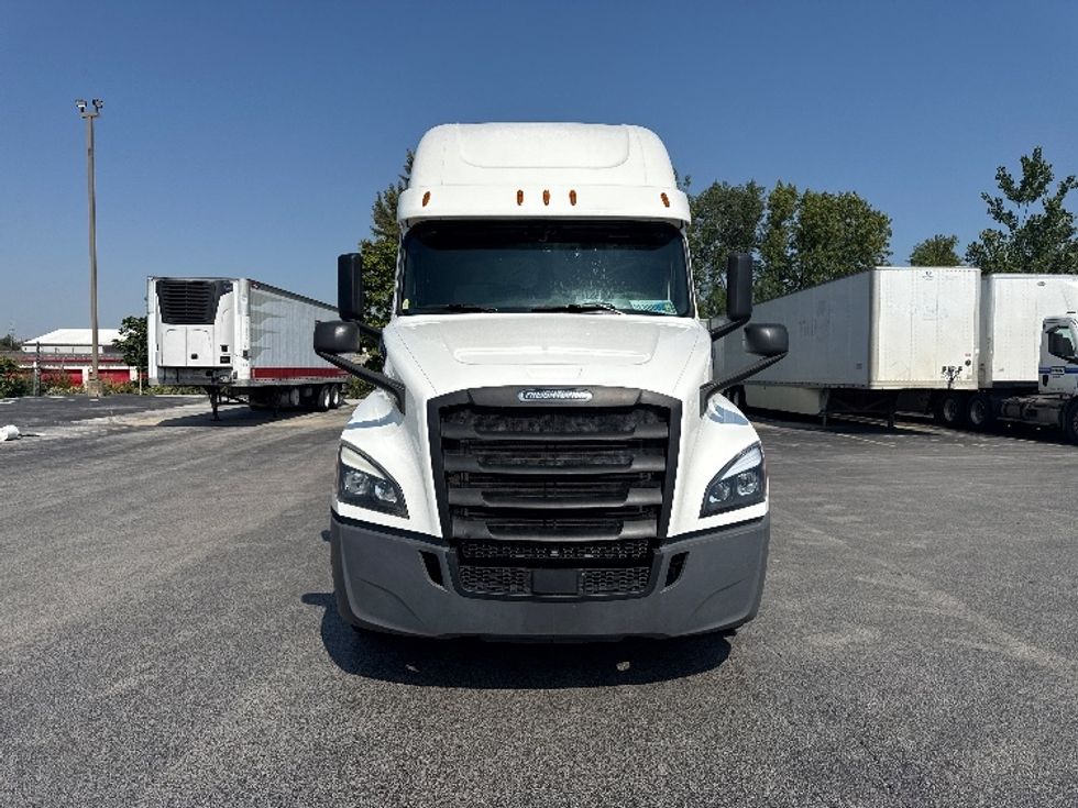2020 Freightliner Cascadia 126" Sleeper Cab photo 2
