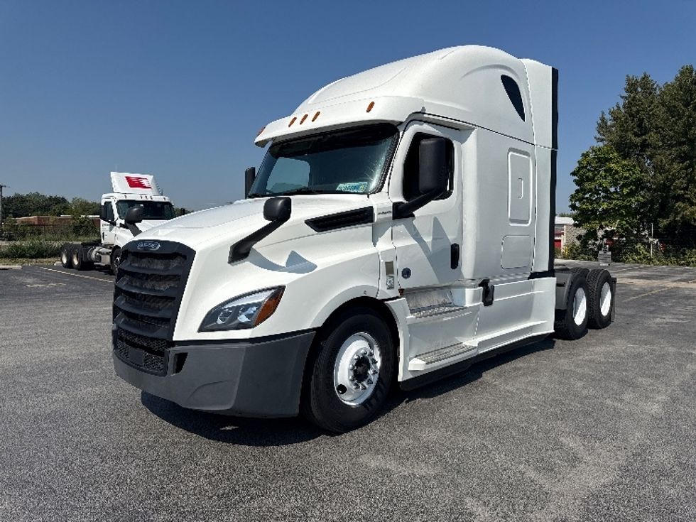 2020 Freightliner Cascadia 126" Sleeper Cab photo 3