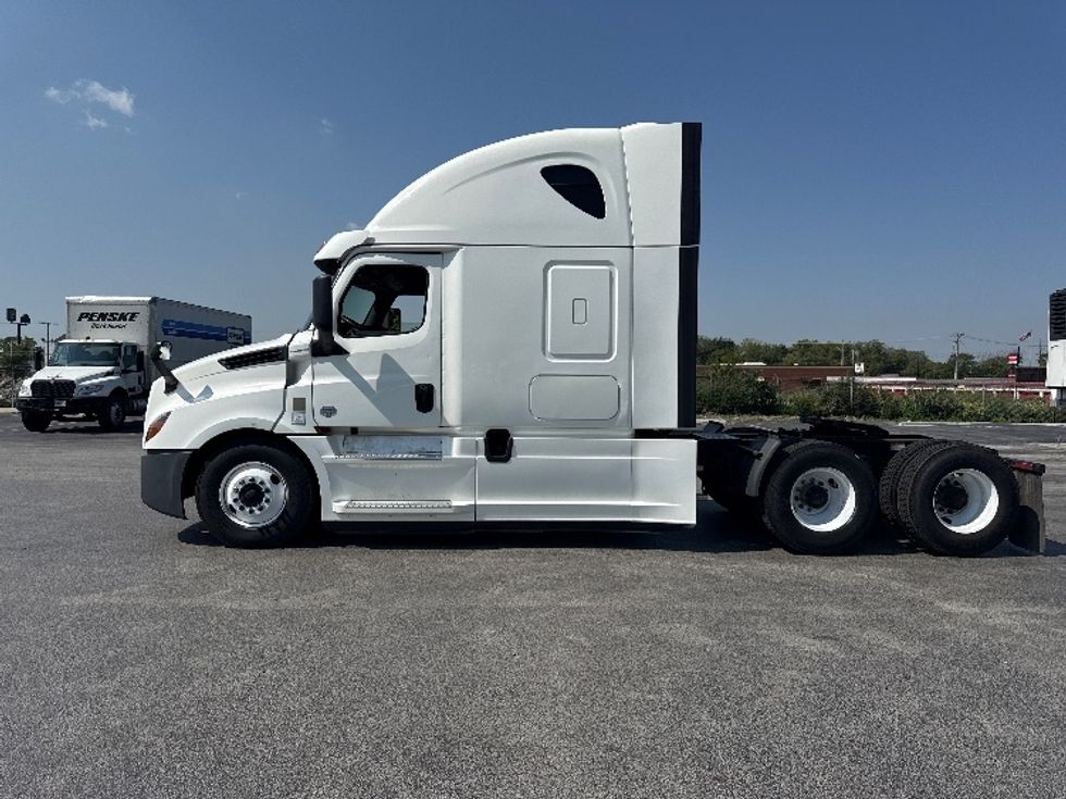 2020 Freightliner Cascadia 126" Sleeper Cab photo 4