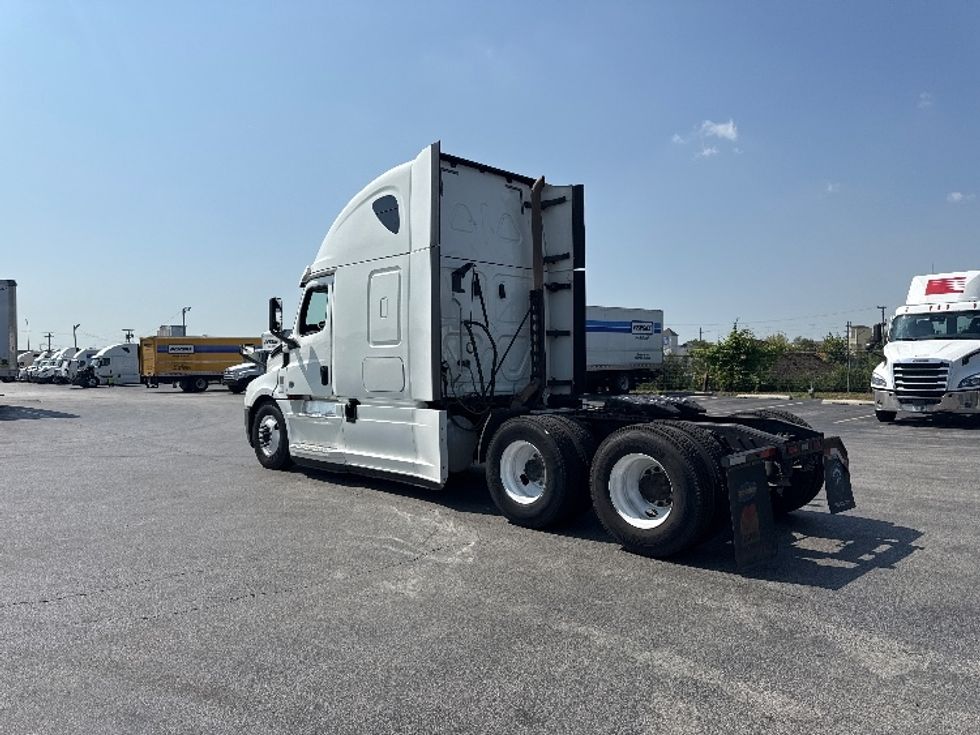 Sleeper Tractor-Heavy Duty Tractors-Freightliner-2020-T12664ST-East Chicago-IN-486,025\n\t\tmiles-$ 63,250 - Image 5