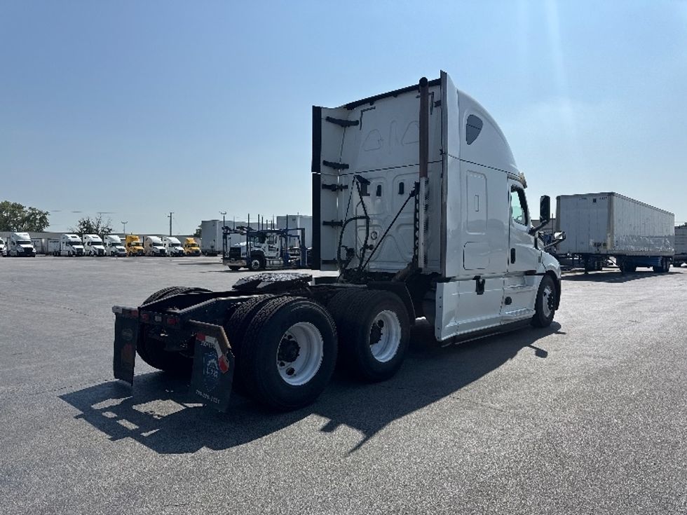 Sleeper Tractor-Heavy Duty Tractors-Freightliner-2020-T12664ST-East Chicago-IN-486,025\n\t\tmiles-$ 63,250 - Image 7