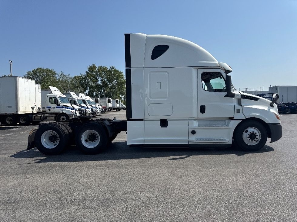 Sleeper Tractor-Heavy Duty Tractors-Freightliner-2020-T12664ST-East Chicago-IN-486,025\n\t\tmiles-$ 63,250 - Image 8