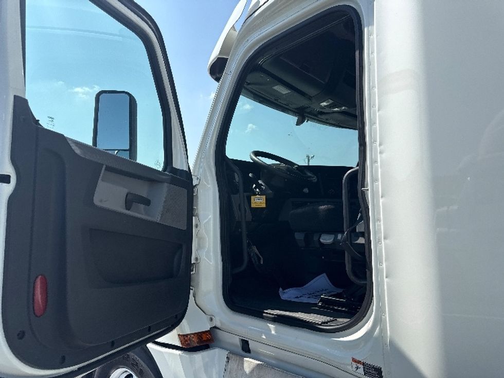 Sleeper Tractor-Heavy Duty Tractors-Freightliner-2020-T12664ST-East Chicago-IN-486,025\n\t\tmiles-$ 63,250 - Image 9