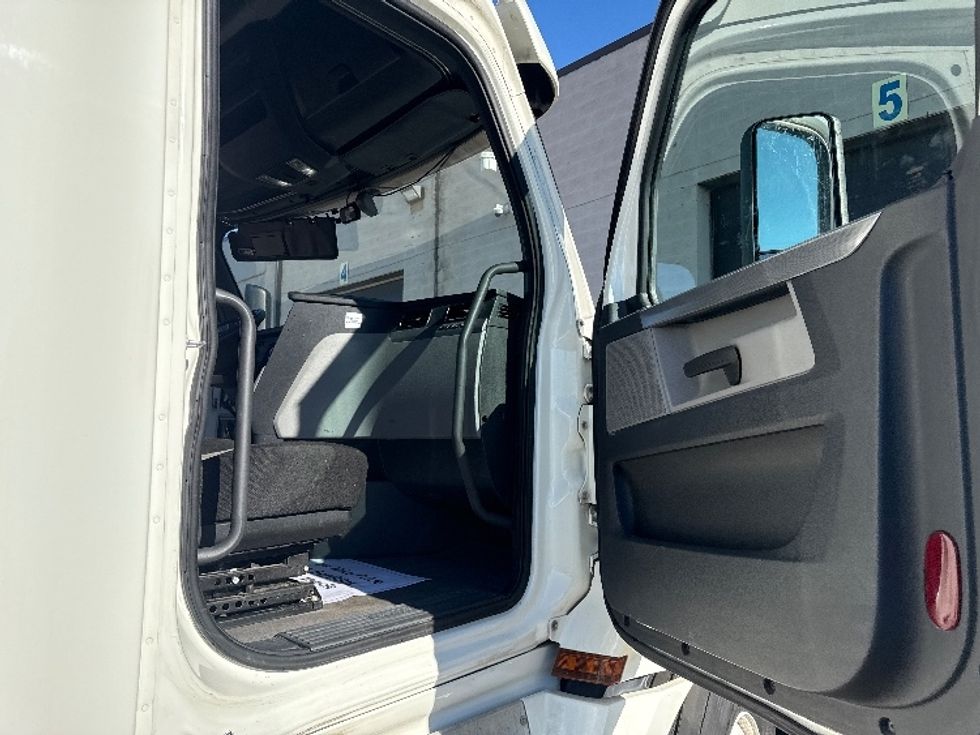 Sleeper Tractor-Heavy Duty Tractors-Freightliner-2020-T12664ST-East Chicago-IN-495,856\n\t\tmiles-$ 60,500 - Image 13