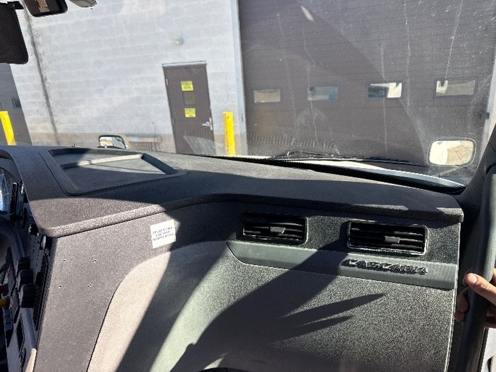 Sleeper Tractor-Heavy Duty Tractors-Freightliner-2020-T12664ST-East Chicago-IN-495,856\n\t\tmiles-$ 60,500 - Image 14