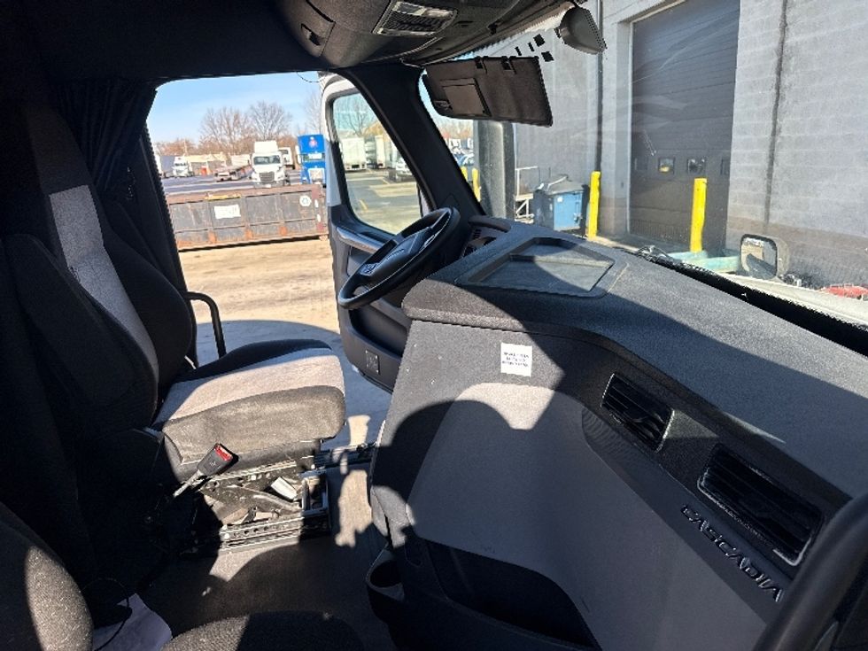 Sleeper Tractor-Heavy Duty Tractors-Freightliner-2020-T12664ST-East Chicago-IN-495,856\n\t\tmiles-$ 60,500 - Image 15