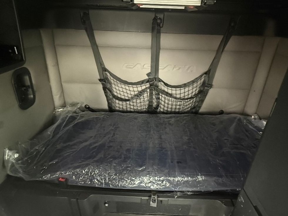 Sleeper Tractor-Heavy Duty Tractors-Freightliner-2020-T12664ST-East Chicago-IN-495,856\n\t\tmiles-$ 60,500 - Image 16