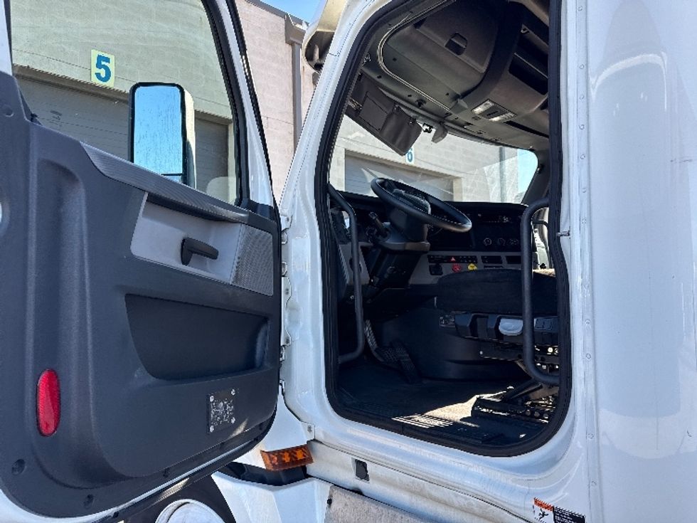 Sleeper Tractor-Heavy Duty Tractors-Freightliner-2020-T12664ST-East Chicago-IN-495,856\n\t\tmiles-$ 60,500 - Image 9