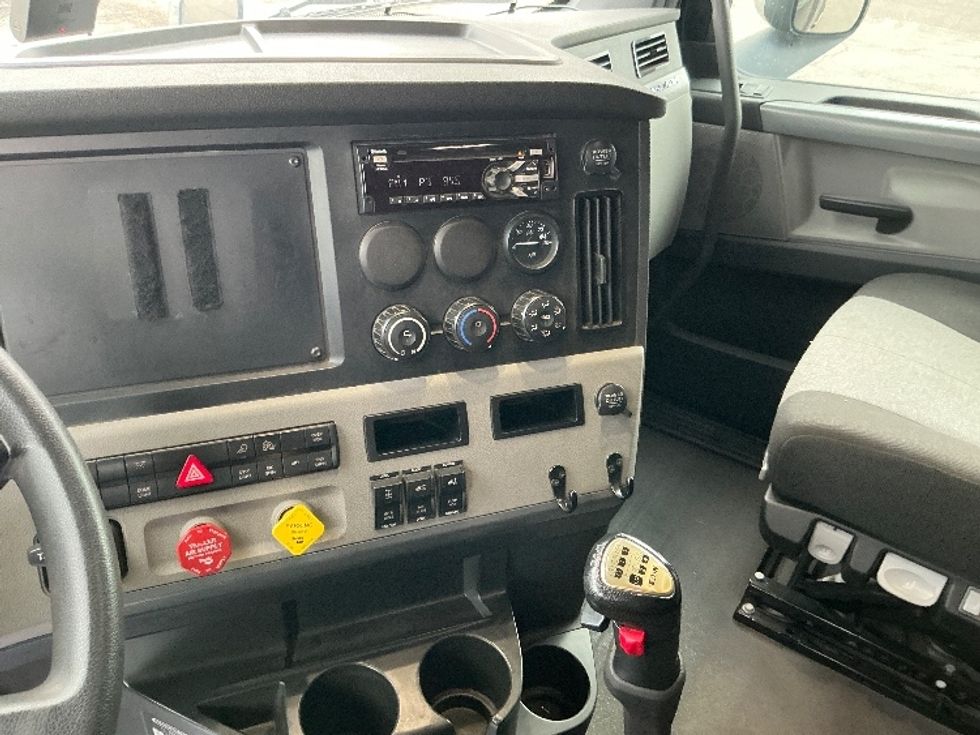 Sleeper Tractor-Heavy Duty Tractors-Freightliner-2020-T12664ST-East Chicago-IN-496,570\n\t\tmiles-$ 54,750 - Image 12