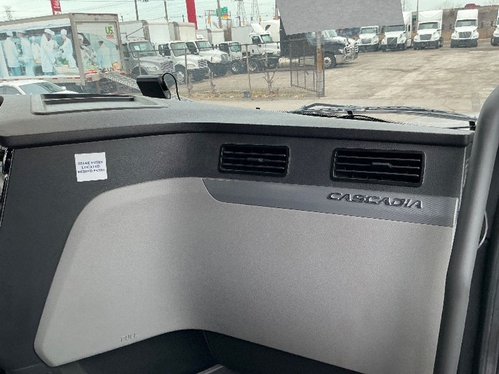 Sleeper Tractor-Heavy Duty Tractors-Freightliner-2020-T12664ST-East Chicago-IN-496,570\n\t\tmiles-$ 54,750 - Image 14