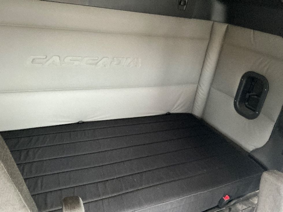 Sleeper Tractor-Heavy Duty Tractors-Freightliner-2020-T12664ST-East Chicago-IN-496,570\n\t\tmiles-$ 54,750 - Image 16