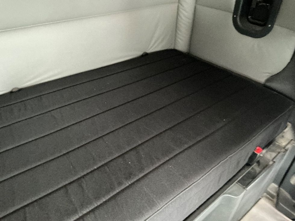 Sleeper Tractor-Heavy Duty Tractors-Freightliner-2020-T12664ST-East Chicago-IN-496,570\n\t\tmiles-$ 54,750 - Image 17