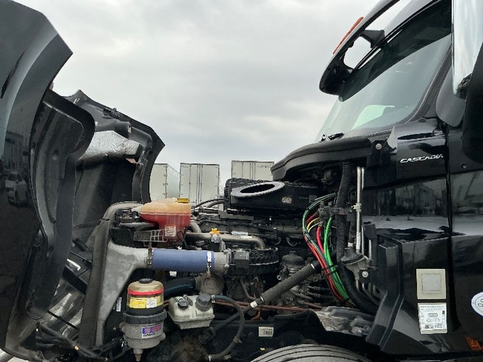 Sleeper Tractor-Heavy Duty Tractors-Freightliner-2020-T12664ST-East Chicago-IN-496,570\n\t\tmiles-$ 54,750 - Image 19