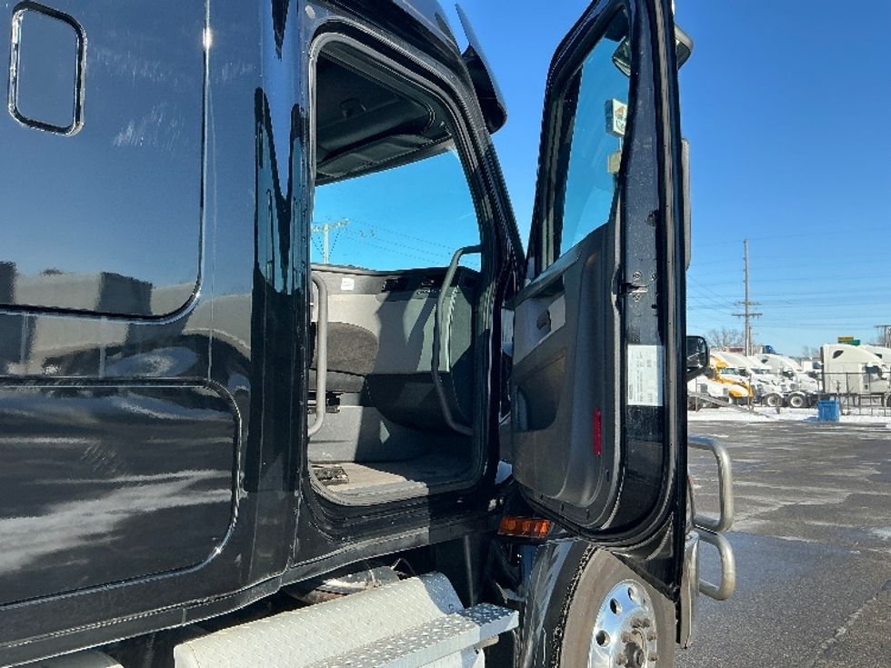 Sleeper Tractor-Heavy Duty Tractors-Freightliner-2020-T12664ST-East Chicago-IN-499,005\n\t\tmiles-$ 54,500 - Image 13