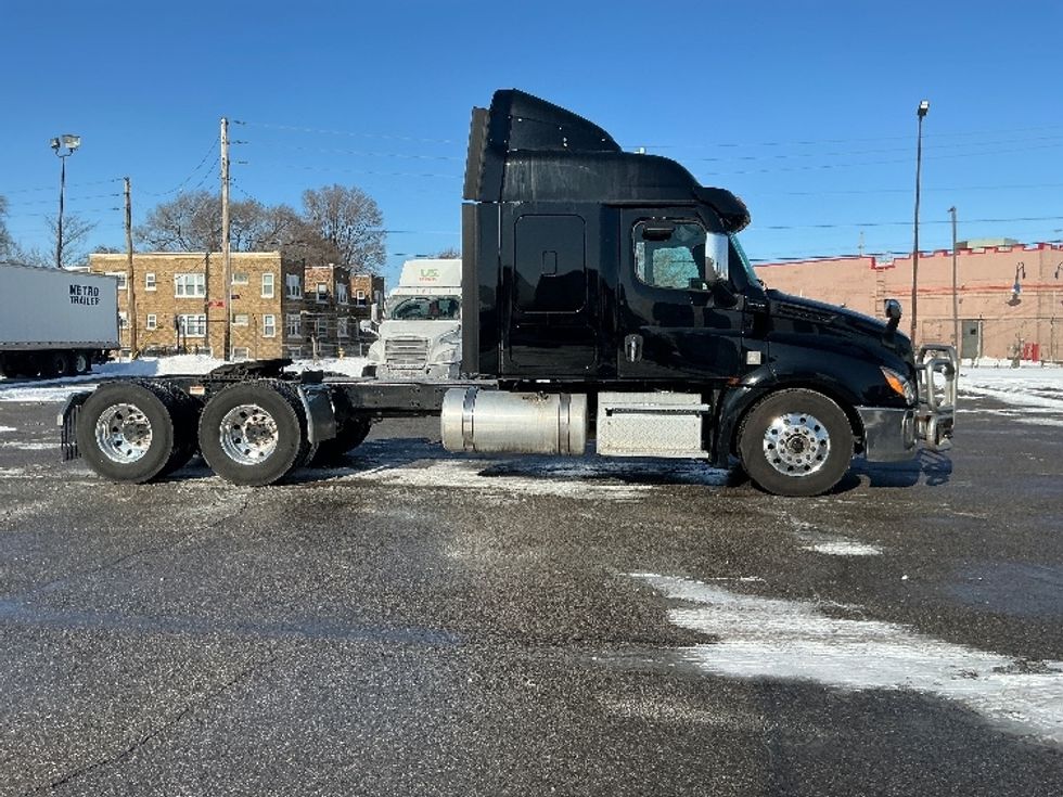 Sleeper Tractor-Heavy Duty Tractors-Freightliner-2020-T12664ST-East Chicago-IN-499,005\n\t\tmiles-$ 54,500 - Image 8