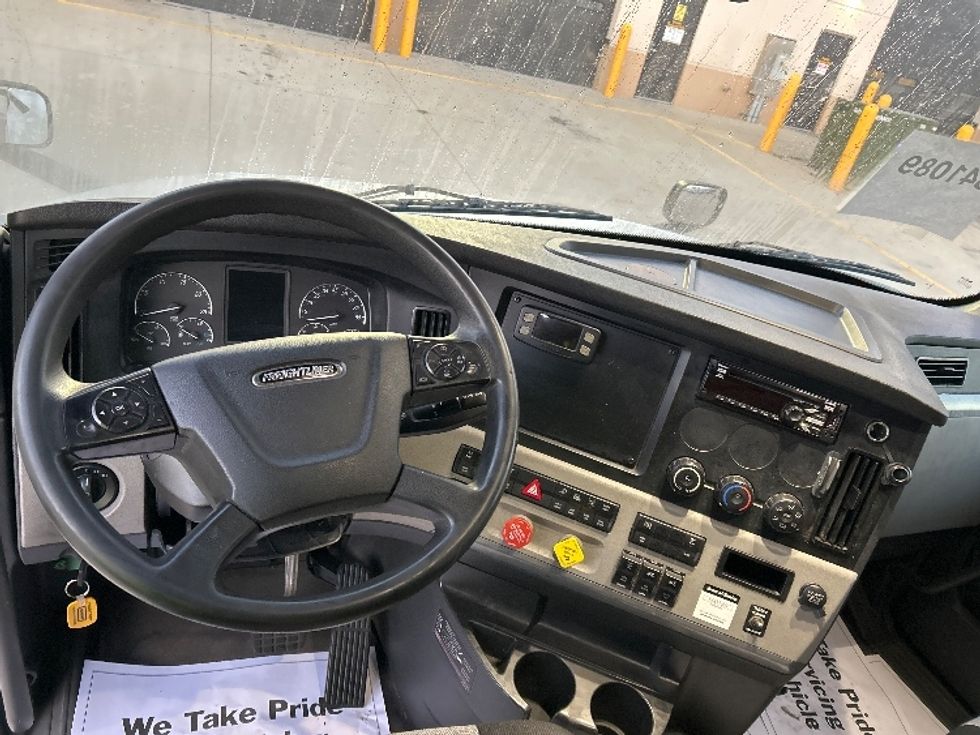 Sleeper Tractor-Heavy Duty Tractors-Freightliner-2020-T12664ST-East Chicago-IN-501,014\n\t\tmiles-$ 62,250 - Image 11