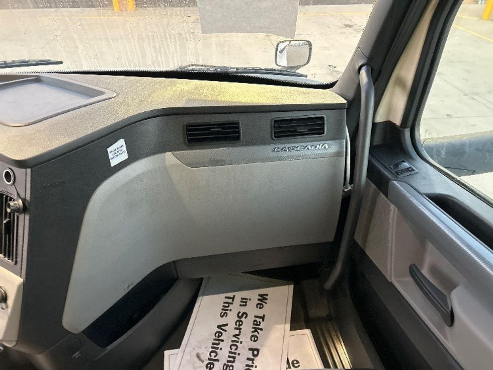 Sleeper Tractor-Heavy Duty Tractors-Freightliner-2020-T12664ST-East Chicago-IN-501,014\n\t\tmiles-$ 62,250 - Image 14